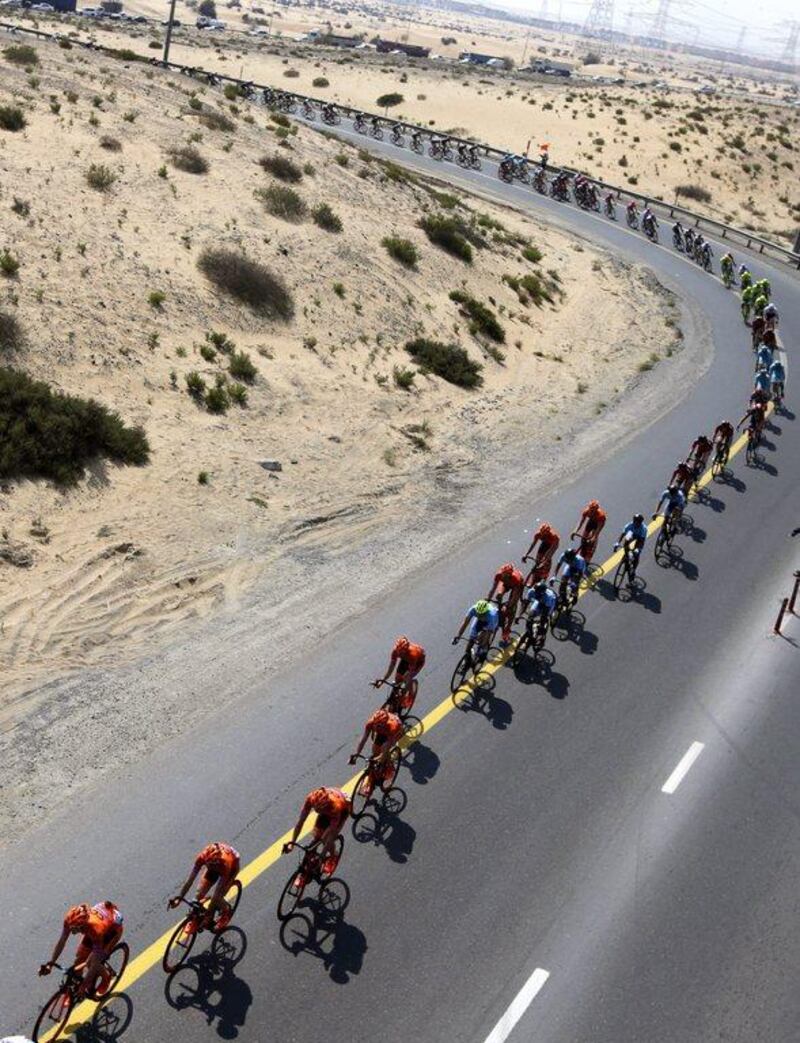 epa05140922 The pack is on the way on the Emirates Road Highway during the first stage of the Dubai Tour 2016 cycling race in Dubai, United Arab Emirates, 03 February 2016.  EPA/ALI HAIDER