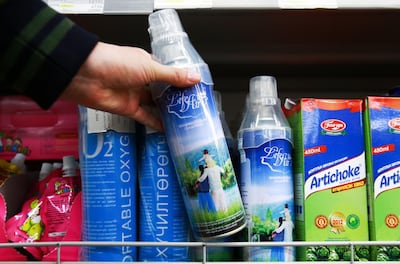 This photo taken on April 17, 2018 shows a customer buying "oxygen cocktails" at a store in Ulaanbaatar, the capital of Mongolia. 
Fed up with the smog in Mongolia's capital, residents have resorted to sipping "lung" tea and "oxygen cocktails" in a desperate bid to protect themselves from pollution, despite health officials saying there is no evidence they work.
 / AFP PHOTO / BYAMBASUREN BYAMBA-OCHIR / TO GO WITH AFP STORY MONGOLIA-POLLUTION,FEATURE BY ANAND TUMURTOGOO