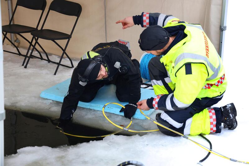 Divers from Oslo Fire Brigade take part in a search under ice on a small lake near the home of Norwegian billionaire Tom Hagen in Fjellhamar, Norway, January 24, 2019. The wife of Hagen, Anne-Elisabeth, has been missing since October 31 last year. Orn E. Borgen/NTB Scanpix/via REUTERS   ATTENTION EDITORS - THIS IMAGE WAS PROVIDED BY A THIRD PARTY. NORWAY OUT. NO COMMERCIAL OR EDITORIAL SALES IN NORWAY.