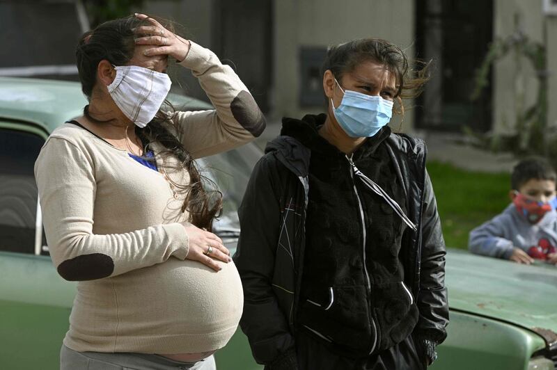 A pregnant resident speaks to the press at the Villa Azul shantytown after the provincial government detected at least 53 people infected with the new coronavirus and decided to isolate the entire neighborhood, in Quilmes, Buenos Aires province, Argentina, on May 25, 2020. / AFP / JUAN MABROMATA

