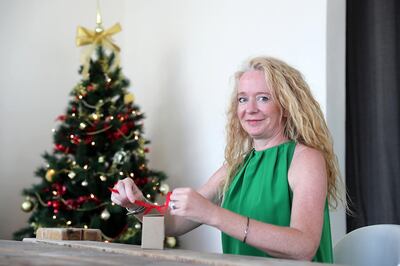 DUBAI , UNITED ARAB EMIRATES , NOV 21   – 2017 :- Heidi-Jane Hill wrapping Christmas gift at her villa in Al Barsha 3 in Dubai. (Pawan Singh / The National) Story by Jessica Hill