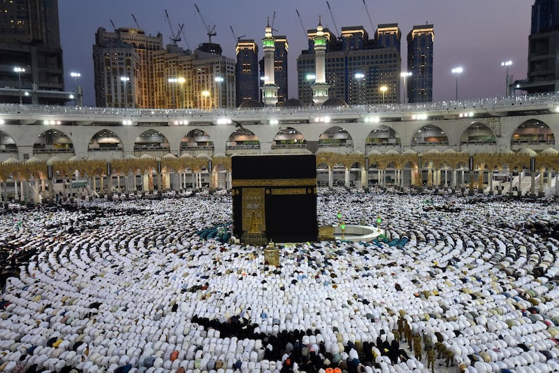 Muslims pray and gather around the holy Kaaba at the Great Mosque during the holy fasting month of Ramadan in Mecca, Saudi Arabia, May 26, 2019. REUTERS/Waleed Ali
