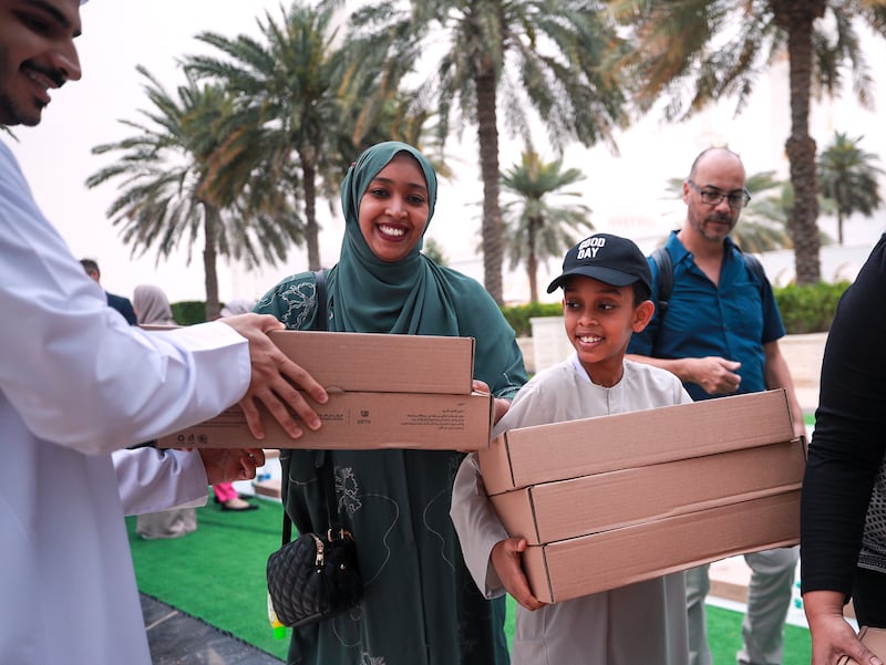 Jusoor volunteers distribute iftar meals at the Sheikh Zayed Grand Mosque in Abu Dhabi. Victor Besa / The National