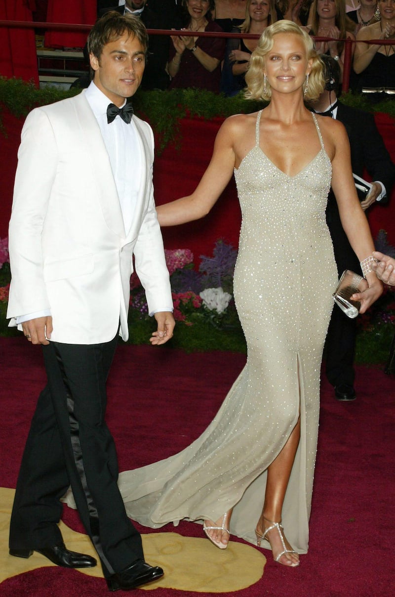 epa00144939 Actress Charlize Theron and her boyfriend Stuart Townsend arrive at the 76th Annual Academy Awards in Hollywood California late Sunday, 29 February 2004.  EPA/FRANCIS SPECKER