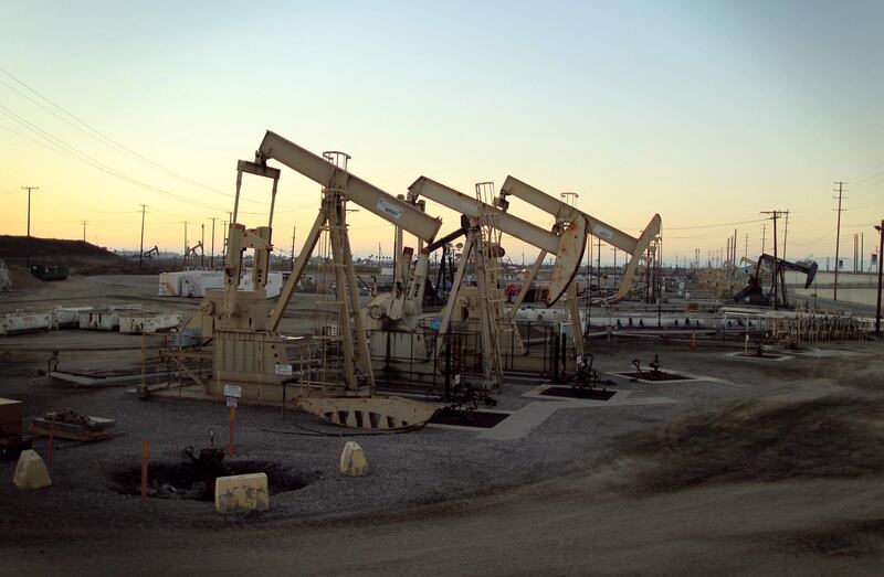 FILE PHOTO: Oil rig pumpjacks, also known as thirsty birds, extract crude from the Wilmington Field oil deposits area where Tidelands Oil Production Company operates near Long Beach, California July 30, 2013.  REUTERS/David McNew/File Photo