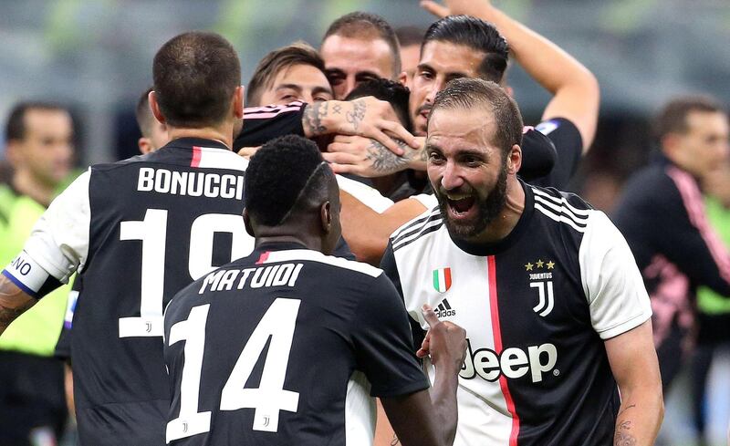 epa07902439 Juventus' Gonzalo Higuain (R) jubilates with his teammates  during the Italian serie A soccer match between FC Inter and Juventus FC at Giuseppe Meazza stadium in Milan, Italy, 6 October 2019.  EPA/MATTEO BAZZI