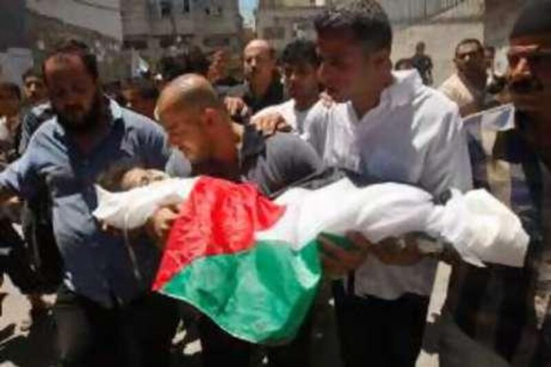 Palestinians carry the body of Seren Al-Safadi during her funeral after she was killed by a bomb at a major junction in the Hamas-ruled Gaza Strip July 26, 2008. A bomb exploded next to a car used by the armed wing of Hamas in the Gaza Strip on Friday, killing three gunmen and a girl, the ruling Palestinian Islamist group and medical officials said. REUTERS/Mohammed Salem (GAZA) *** Local Caption ***  JER02_PALESTINIANS-_0726_11.JPG