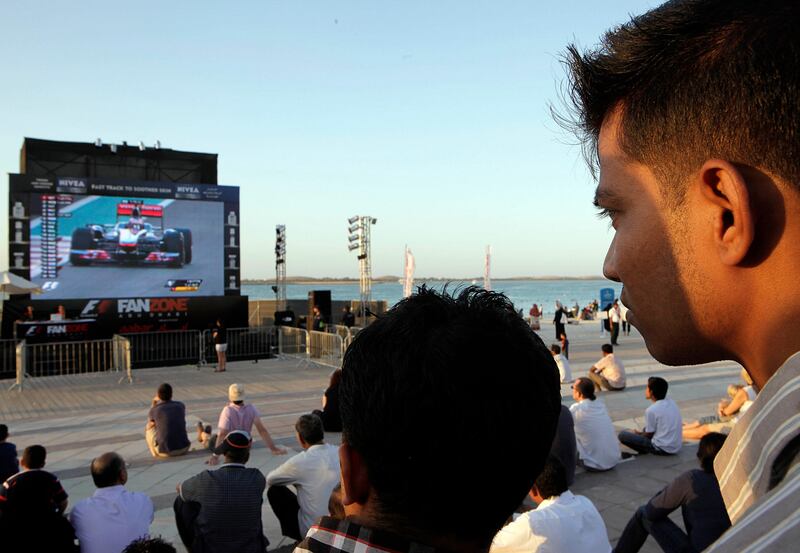 November 11, 2011 (Abu Dhabi)  Spectators watch F1 racing at Yasalam on the Abu Dhabi Corniche November 11, 2011.  (Sammy Dallal / The National)
