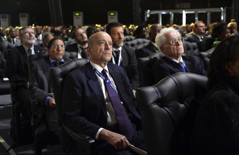 Former French Prime Ministers, Lionel Jospin (R) and Alain Juppe (C) attend the funeral ceremony. Odd Andersen / Reuters