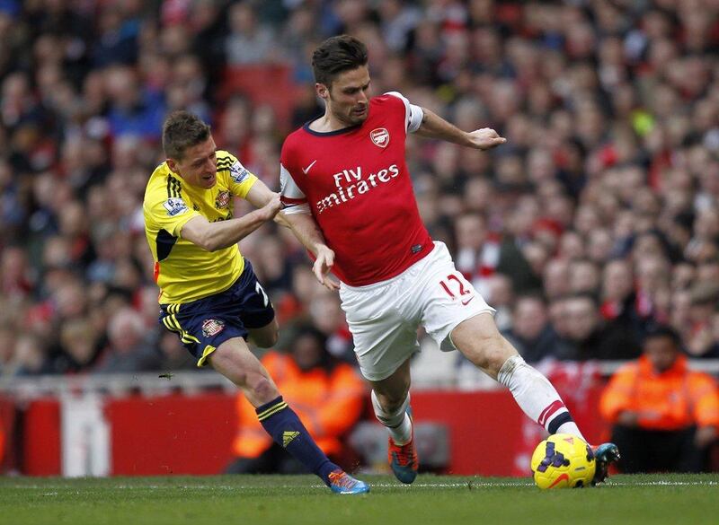 Arsenal striker Olivier Giroud, right, vies with Sunderland's Italian midfielder Emanuele Giaccherini during their English Premier League football match at the Emirates Stadium in north London on February 22, 2014. Arsenal won the game 4-1. AFP PHOTO / IAN KINGTON