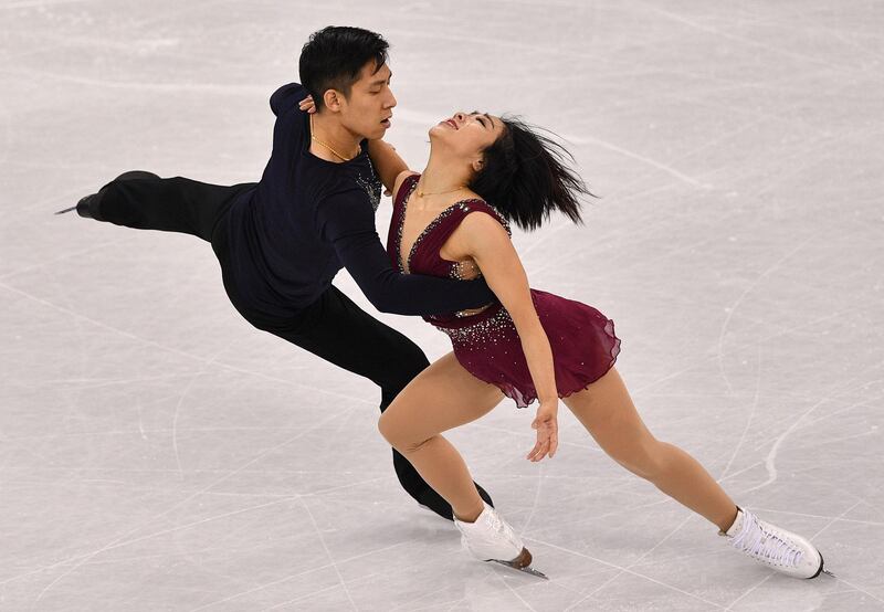 TOPSHOT - China's Sui Wenjing and China's Han Cong compete in the pair skating short program of the figure skating event during the Pyeongchang 2018 Winter Olympic Games at the Gangneung Ice Arena in Gangneung on February 14, 2018. / AFP PHOTO / Mladen ANTONOV