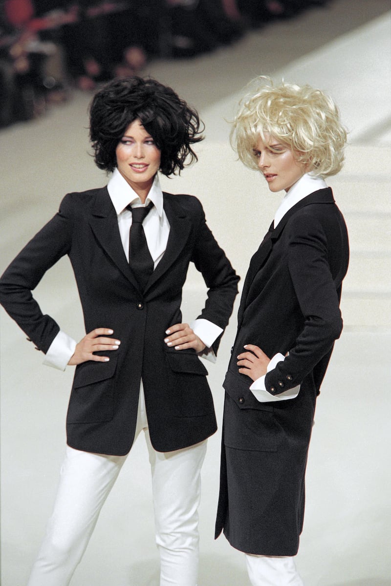 German models Claudia Schiffer (L) and Scottish Stella Tennant display creations designed by Karl Lagerfeld for Chanel as part of his 1997 Spring-Summer ready-to-wear collection on October 14, 1996 in Paris. (Photo by Eric Feferberg / AFP)