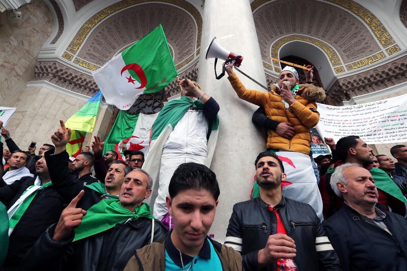 Algerians protest for the departure of the entire regime.