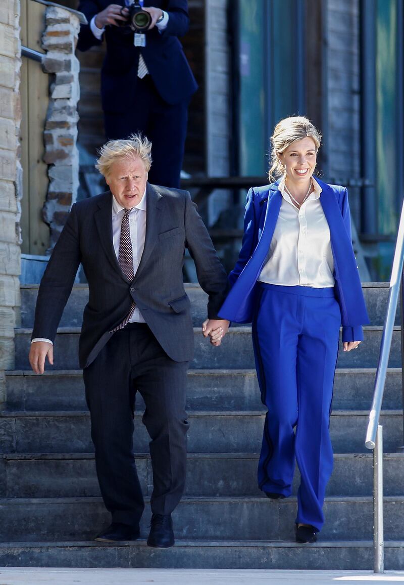 CARBIS BAY, CORNWALL - JUNE 12:  Britain's Prime Minister Boris Johnson and his spouse Carrie Johnson arrive at the beach for an official welcome at the G7 summit in Carbis Bay on June 12, 2021 in Cornwall, United Kingdom. UK Prime Minister, Boris Johnson, hosts leaders from the USA, Japan, Germany, France, Italy and Canada at the G7 Summit. This year the UK has invited India, South Africa, and South Korea to attend the Leaders' Summit as guest countries as well as the EU. (Photo by Peter Nicholls - WPA Pool/Getty Images)