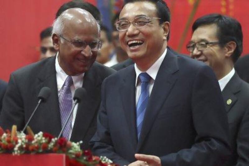 Chinese Premier Li Keqiang, center, interacts business leaders during his visit to the Tata Consultancy Services office in Mumbai, India, Tuesday, May 21, 2013. Li told Indian business leaders Tuesday that developing stronger economic ties between their two nations would have huge benefits for both sides. (AP Photo/Rafiq Maqbool) *** Local Caption *** India China.JPEG-0060a.jpg