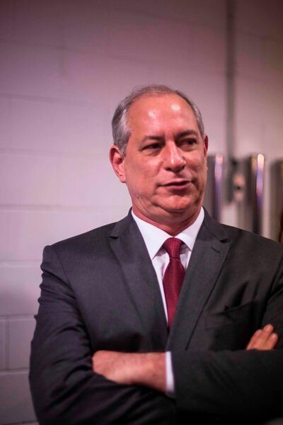 Brazilian presidential candidate Ciro Gomes (PDT) arrives to the press conference after the last presidential debate ahead of the October 7 general election, at Globo television network headquarters in Rio de Janeiro, Brazil on October 4, 2018.  Right-wing frontrunner Jair Bolsonaro, who was stabbed on September 6 during a campaign rally in the southern state of Minas Gerais, is absent due to medical reasons.  / AFP / Daniel RAMALHO
