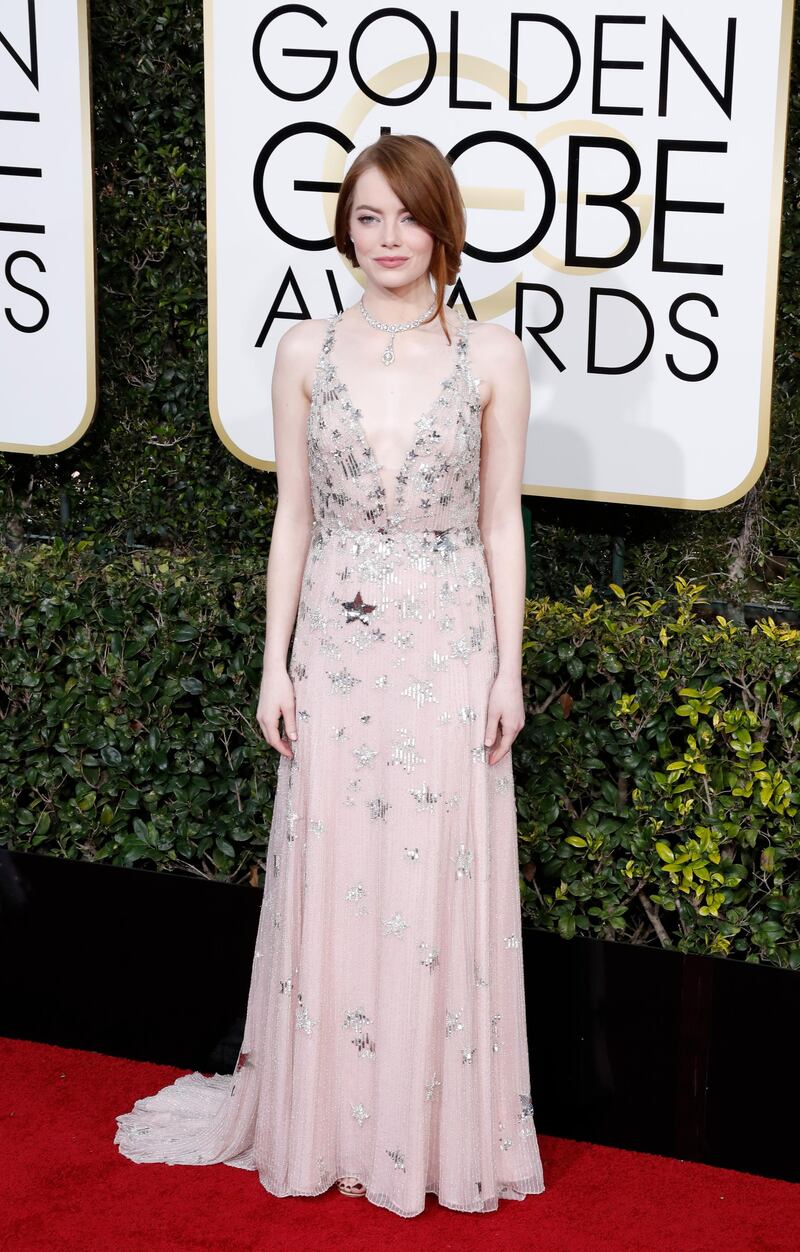 epa05706128 Emma Stone arrives for the 74th annual Golden Globe Awards ceremony at the Beverly Hilton Hotel in  Beverly Hills, California, USA, 08 January 2017.  EPA/PAUL BUCK
