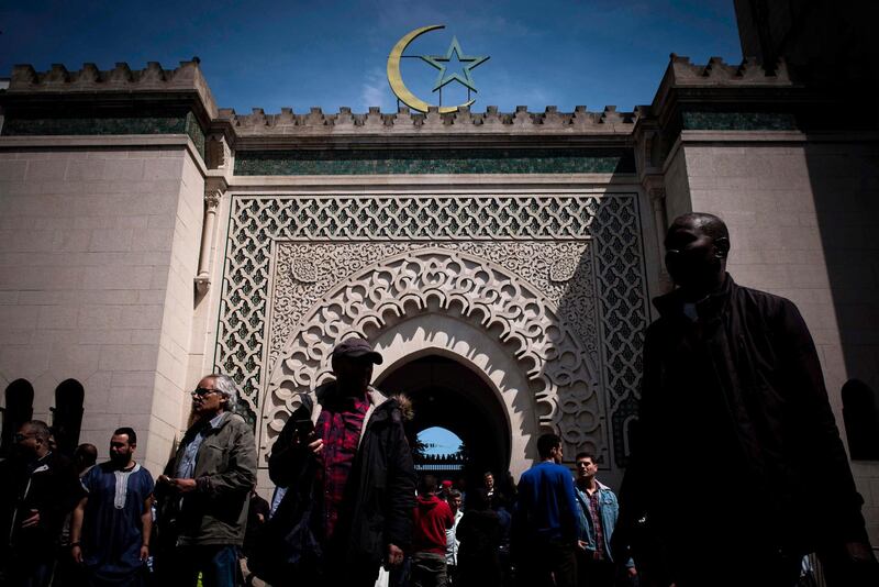 Muslims leave the Grande Mosquee de Paris (Great Mosque of Paris) in Paris on May 18, 2017 after the first Friday prayers of the holy month of Ramadan. / AFP / Philippe LOPEZ
