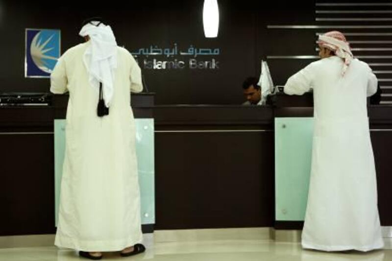 ABU DHABI, UNITED ARAB EMIRATES - October 28, 2008: People bank at Abu Dhabi Islamic Bank, Al Bateen Branch in Abu Dhabi.
( Ryan Carter / The National ) *** Local Caption ***  RC026-ADIslamicBank.JPGRC026-__ADIslamicBank.JPG