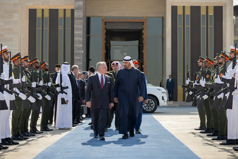 Sheikh Mohamed bids farewell to King Abdullah at Al Bateen Airport. Ryan Carter / UAE Presidential Court