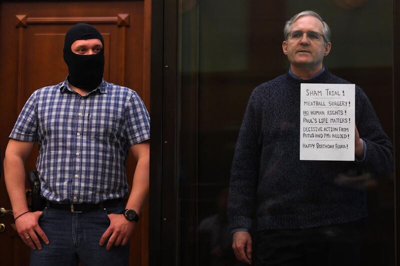 Paul Whelan, a former US marine accused of espionage and arrested in Russia in December 2018, stands inside a defendants' cage as he waits to hear his verdict in Moscow on June 15, 2020. / AFP / Kirill KUDRYAVTSEV
