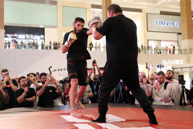 Islam Makhachev works out before his championship fight against Alexander Volkanovski