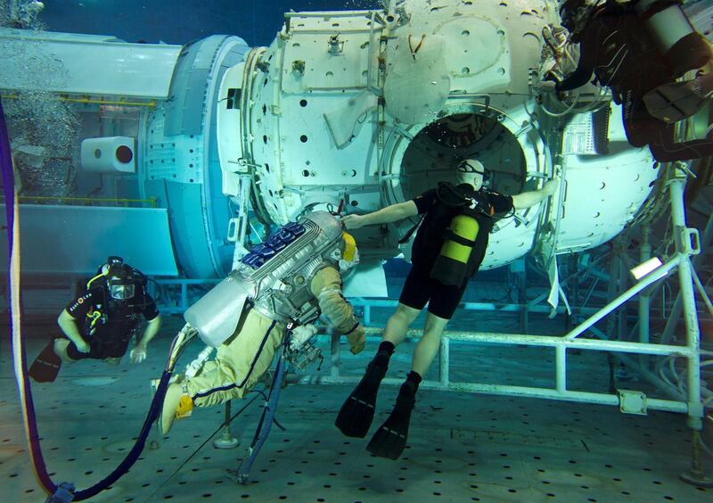 Wearing his spacesuit Russian cosmonaut Alexander Skvortsov (C) takes part in an underwater training session in a pool at the Gagarin Cosmonauts' Training Centre in Star City, outside Moscow, on January 31, 2014. Alexander Skvortsov is scheduled to blast off to the International Space Station (ISS) from the Russian leased Kazakhstan's Baikonur cosmodrome in March 2014. AFP PHOTO / AFP PHOTO / -