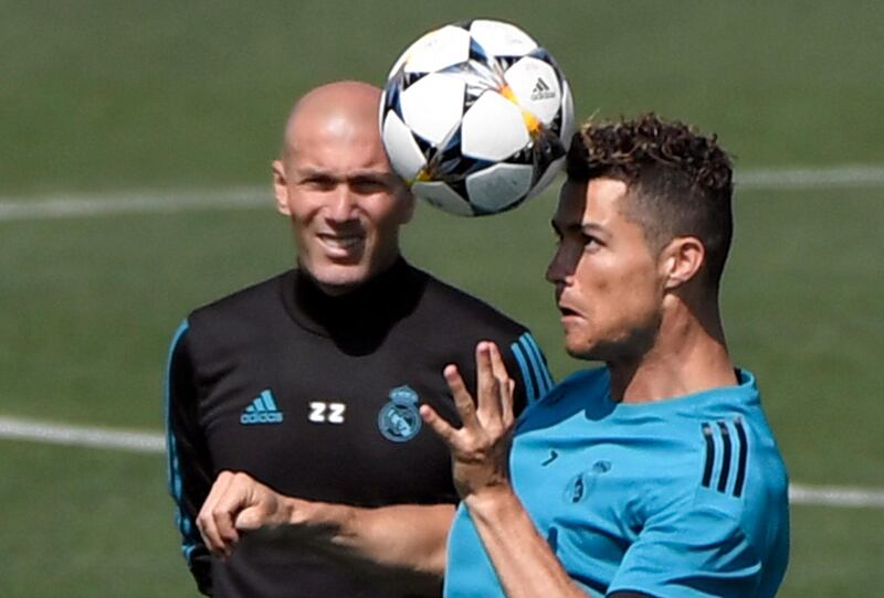 Real Madrid's Portuguese forward Cristiano Ronaldo (R) and Real Madrid's French coach Zinedine Zidane attend a training session during Real Madrid's Media Open Day ahead of their UEFA Champions league final footbal match against Liverpool FC, in Madrid on May 22, 2018. / AFP / GABRIEL BOUYS                     
