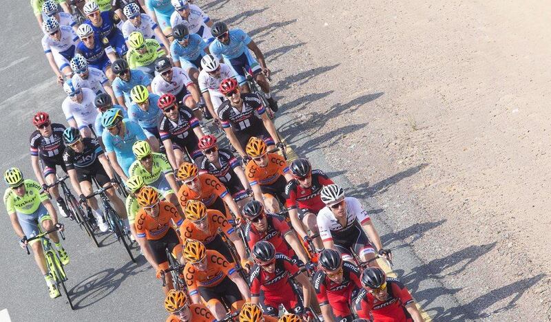 epa05141122 The pack is on the way on the road leading to the Gulf emirate of Fujairah during the first stage of the Dubai Tour 2016 cycling race from Dubai to Fujairah, United Arab Emirates, 03 February 2016.  EPA/CLAUDIO PERI