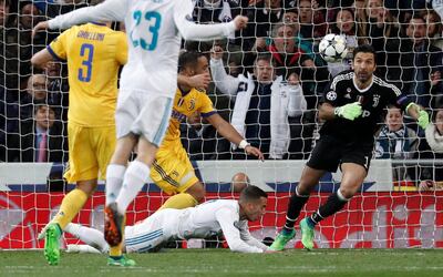 Soccer Football - Champions League Quarter Final Second Leg - Real Madrid vs Juventus - Santiago Bernabeu, Madrid, Spain - April 11, 2018   Real Madrid's Lucas Vazquez is fouled by Juventus' Medhi Benatia resulting in a penalty being awarded to Real Madrid              REUTERS/Paul Hanna