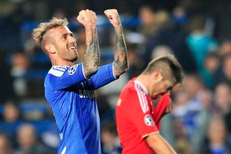 Chelsea's Raul Meireles (C) celebrates scoring against Benfica during their UEFA Champions League quarter finals football match at Stamford Bridge, West London in England on April 4, 2012. AFP PHOTO/ GLYN KIRK
 *** Local Caption ***  241208-01-08.jpg