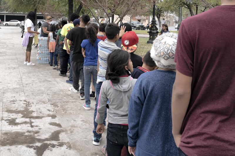 Felicia Rangel-Samponaro distributes snacks to migrant children in Reynosa, Mexico. The National / Willy Lowry