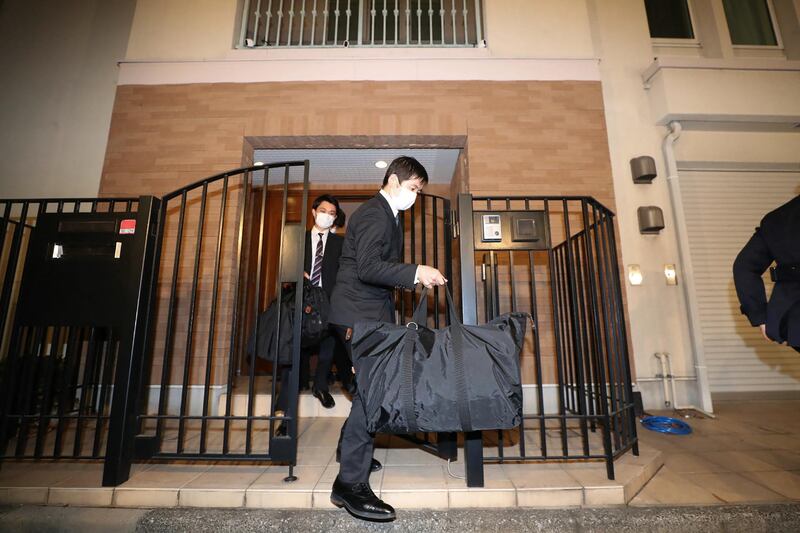 Japanese prosecutors carry bags as they leave the residence of former auto tycoon Carlos Ghosn on January 2, 2020, after Ghosn fled Japan to avoid a trial. - Former Nissan boss Carlos Ghosn, who fled to Lebanon to avoid a Japanese trial, had a second French passport, a source said on January 2, as authorities raided his Tokyo residence as part of a probe into the embarrassing security lapse. (Photo by STR / JIJI PRESS / AFP) / Japan OUT