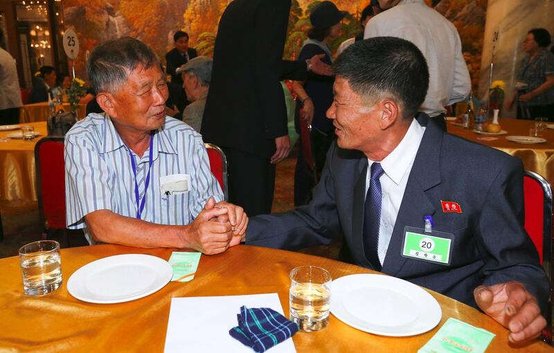South Korean Kim Jong-tae (L), 81, meets his North Korean nephew Kim Hak Soo (R), 56, during a separated family reunion meeting at the Mount Kumgang resort on the North's southeastern coast on August 20, 2018. - With tears and cries, dozens of elderly and frail South and North Korean family members met on August 20 for the first time since the peninsula and their relationships were torn apart by war nearly 70 years ago. (Photo by KOREA POOL / KOREA POOL / AFP) / South Korea OUT / REPUBLIC OF KOREA OUT