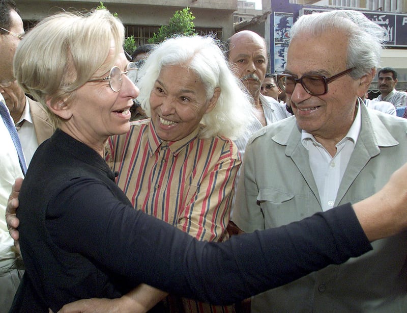 Egyptian feminist and leading novelist Nawal al-Saadawi (C) and her husband, intellectual Sherif Hatata (R), greet Italian European Parliament member Emma Bonino 18 June 2001 at the entrance of Egypt's Family Affairs Court in Cairo. The tribunal started to hear a suit brought by a lawyer to declare the marriage of Saadawi void on the grounds of apostasy from Islam. The court hearing, which was adjourned till 09 July, was attended by Italian and Tunisian human rights activists.  AFP PHOTO/Marwan NAAMANI (Photo by MARWAN NAAMANI / AFP)