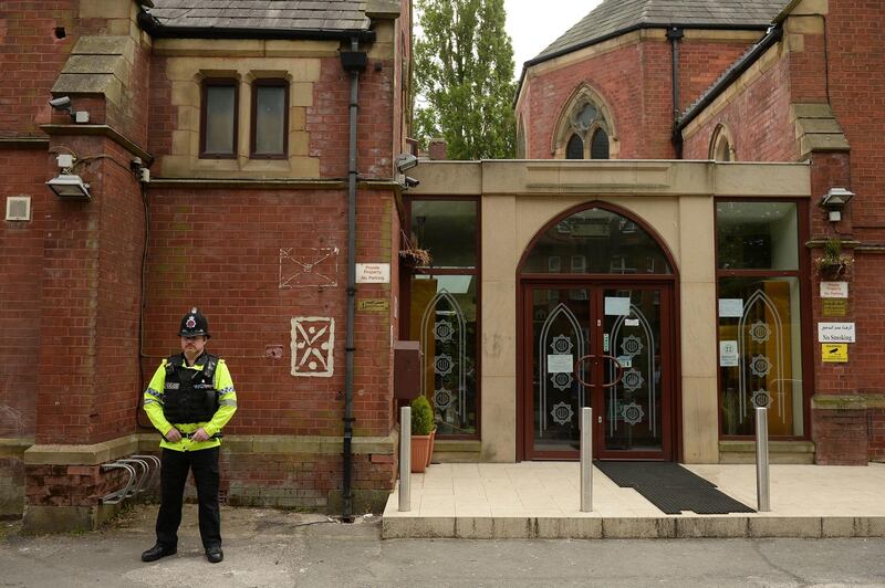 Police officers stand on duty outside a Didsbury Mosque in Didsbury, Manchester, northwest England, on May 24, 2017, as investigations continue into the May 22 terror attack at the Manchester Arena.
Police on Tuesday named Salman Abedi -- reportedly British-born of Libyan descent -- as the suspect behind a suicide bombing that ripped into young fans at an Ariana Grande concert at the Manchester Arena, as the Islamic State group claimed responsibility for the carnage. Abedi's family are said to heve been closely linked to the Didsbury Mosque, a Victorian former Methodist chapel in a leafy suburb that was bought in 1967 by donors from the Syrian community. / AFP PHOTO / Oli SCARFF