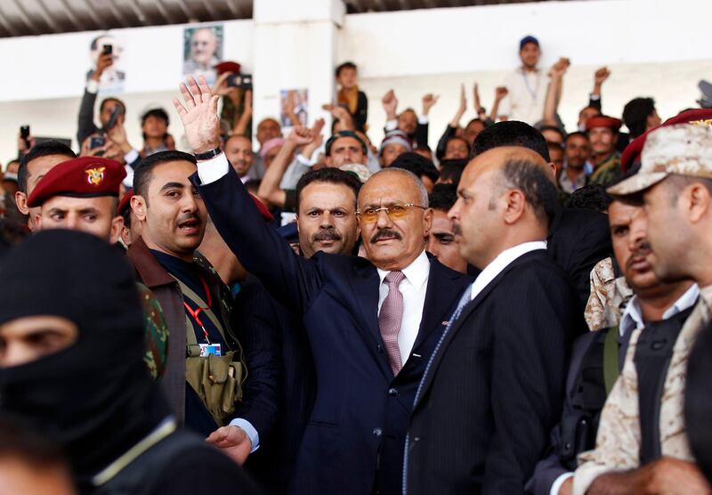 Yemen's ex-president Ali Abdullah Saleh (C) waves after giving a speech addressing his supporters during a rally as his General People's Congress party, marks 35 years since its founding, at Sabaeen Square in the capital Sanaa on August 24, 2017. 
The rally comes amid reports that armed supporters of Saleh and the head of the country's Huthi rebels, who have been allied against the Saudi-backed government since 2014, had spread throughout the capital as tensions are rising between the two sides. / AFP PHOTO / MOHAMMED HUWAIS