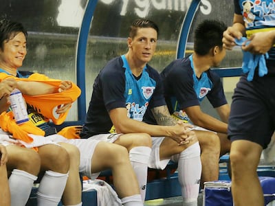 J-League club team Sagan Tosu's new signing, Spanish football player Fernando Torres (C), looks on from the bench prior to a match against Vegalta Sendai at Best Amenity Stadium in Tosu, Saga prefecture on July 22, 2018.  - Japan OUT
 / AFP / JIJI PRESS / JIJI PRESS
