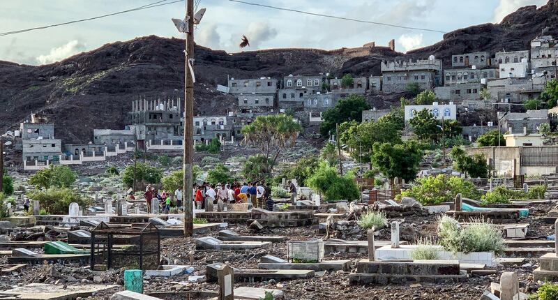 People perform a burial at the Qutay cemetery in the Crater district of Yemen's southern coastal city of Aden on May 5, 2020. Yemen's healthcare system has been blighted by years of war that have driven millions from their homes and plunged the country into what the United Nations describes as the world's worst humanitarian crisis. / AFP / Saleh Al-OBEIDI
