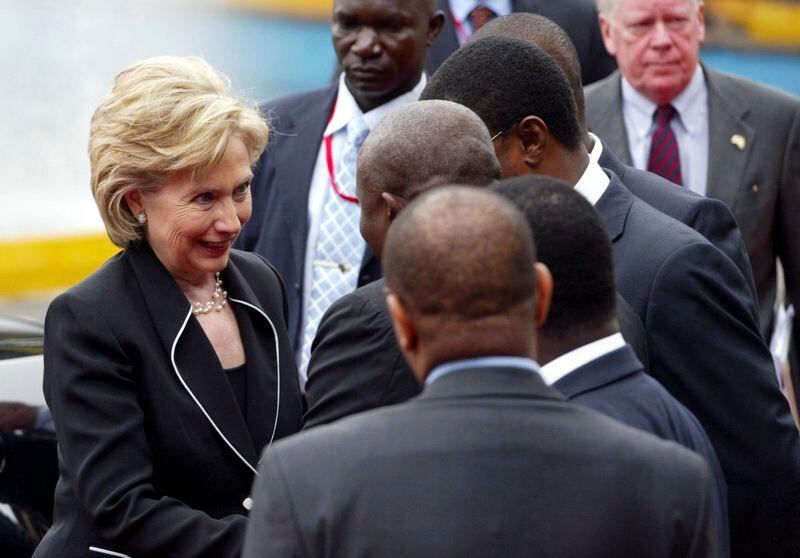 U.S. Secretary of State Hillary Clinton (L), meets officials as she arrives at the opening session of the eighth Africa Growth Opportunities Act (AGOA) Forum in Kenya's capital Nairobi, August 5, 2009. Clinton said Wednesday investors will shun African states with weak leaders and economies riddled with corruption and crime. REUTERS/Noor Khamis (KENYA POLITICS BUSINESS) *** Local Caption ***  AFR08_TRADE-USA-CLI_0805_11.JPG