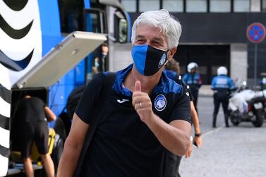 Atalanta's Italian coach Gian Piero Gasperini gives a thumbs-up as he arrives with his team to the Corinthia Hotel in Lisbon on August 10, 2020 ahead of the UEFA Champions League quarter-finals. / AFP / LLUIS GENE