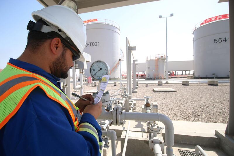 A picture taken on October 23, 2017 shows an employee working at the Bin Omar natural gas station, north of the southern Iraqi port of Basra. / AFP PHOTO / HAIDAR MOHAMMED ALI