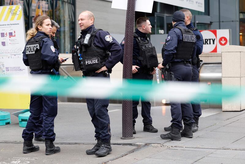 Police shoot woman who threatened to blow herself up at Paris train station
