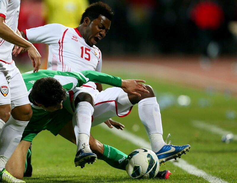 Dhurgham Ismael (C) of Iraq vies with Ismail Salem (R) of UAE during the 21st Gulf Cup's final between United Arab Emirates (UAE) and Iraq on January 18, 2013 in Manama. United Arab Emirates won 2-1 against  Iraq.  AFP PHOTO/MARWAN NAAMANI
 *** Local Caption ***  291259-01-08.jpg
