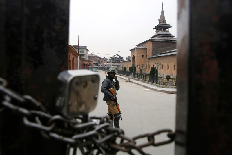 epa07405698 An Indian paramilitary soldier stands guard, after the Joint Resistance Leadership (JRL) called for peaceful political protests, near Kashmir's grand mosque in the downtown area of Srinagar, Kashmir, 01 March 2019.  EPA/FAROOQ KHAN