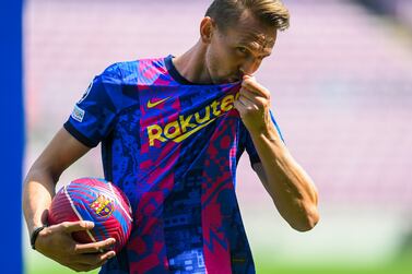 BARCELONA, SPAIN - SEPTEMBER 09: Luuk de Jong kisses the badge whilst posing for a photograph as he is presented as a Barcelona player at Camp Nou Stadium at Camp Nou on September 09, 2021 in Barcelona, Spain. (Photo by David Ramos / Getty Images)