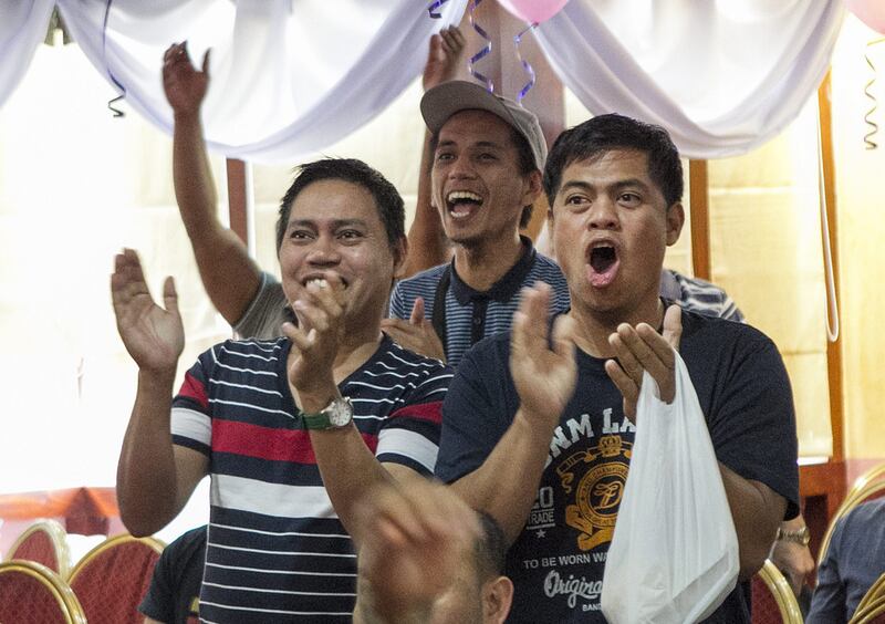Fans at the Philippine House Restaurant in Abu Dhabi cheer Manny Pacquiao’s world title win over Timothy Bradley. Mona Al Marzooqi / The National 