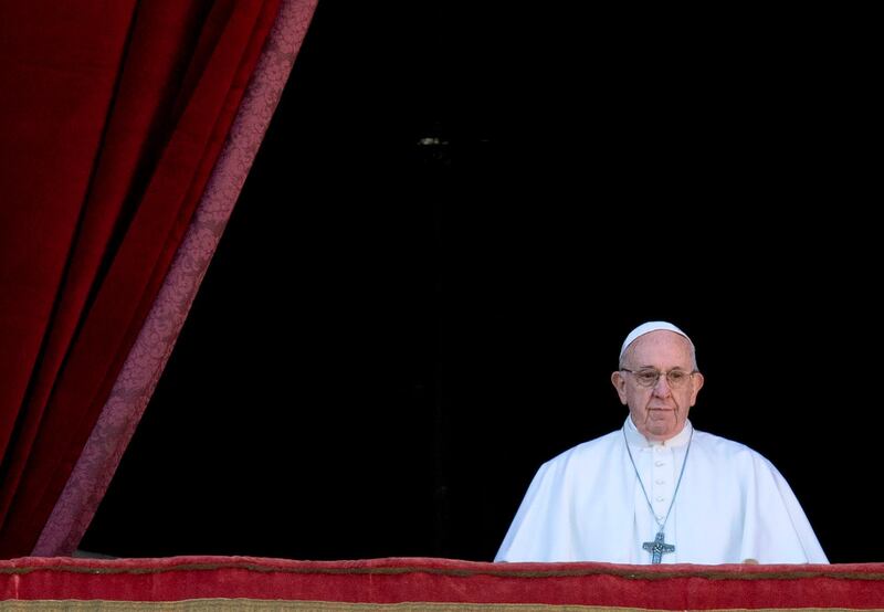 TOPSHOT - Pope Francis celebrates from the balcony of St Peter's basilica during the traditional "Urbi et Orbi" Christmas message to the city and the world, on December 25, 2018 at St Peter's square in Vatican.  / AFP / Tiziana FABI
