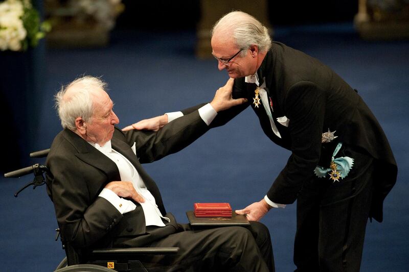 Swedish poet Tomas Transtromer receives the Nobel Prize in Literature from King Carl XVI Gustaf of Sweden (R) during the Nobel prize award ceremony at the Stockholm Concert Hall in Stockholm, on December 10, 2011.  AFP PHOTO/ JONATHAN NACKSTRAND (Photo by JONATHAN NACKSTRAND / AFP)