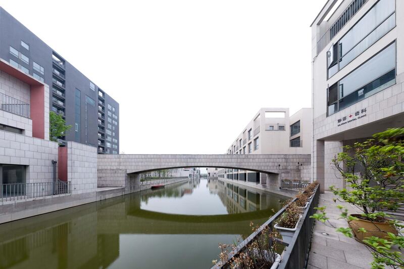 CBE9XD Buildings and a bridge in Pujiang, a residential area designed by Italian architect Gregotti on the outskirts of Shanghai, China. Alamy